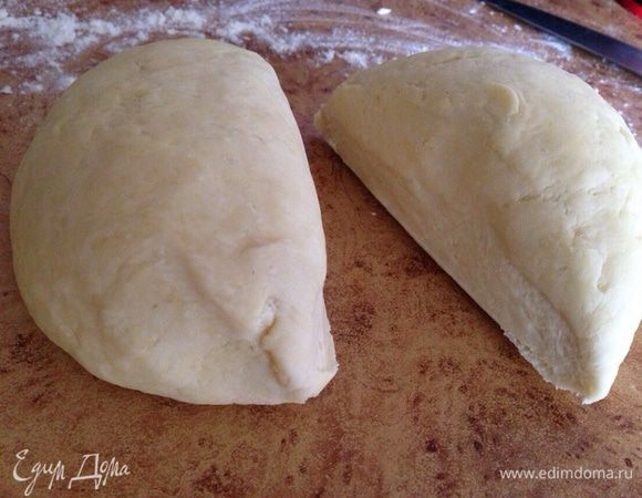 Достать тесто из холодильника и поделить его на две равные части.