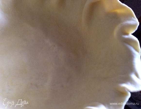 Каждую часть теста раскатать в диаметре чуть больше формы (на форму 22-24см.) в которой будете выпекать. Выложить одну часть теста в форму так, чтобы края чуть свисали за бортики формы. 


