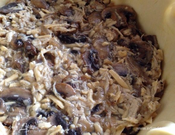 На тесто выложить начинку и разровнять ее.
