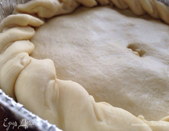 Сверху накрыть второй частью теста, края хорошо защипать, в центре сделать небольшое отверстие. 
