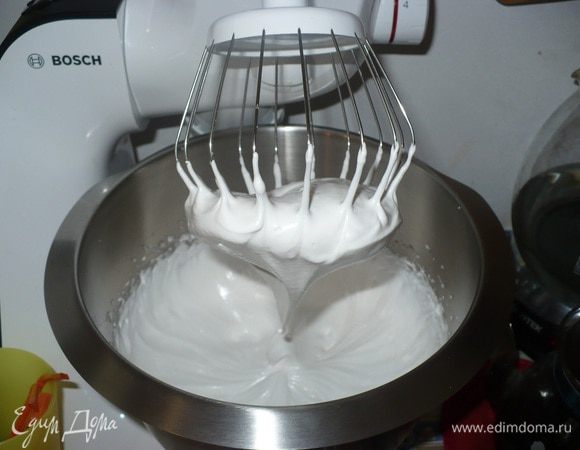 Белки взбиваем, добавляя сахар и каплю лимонного сока до острых пиков.