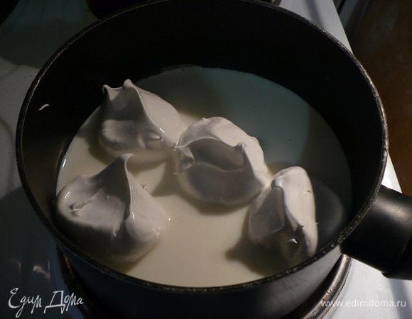 Молоко доводим до кипения, оно должно быть горячим, но не кипеть. Выкладываем ложкой меренги и варим примерно по 2 минуты с каждой стороны. 
