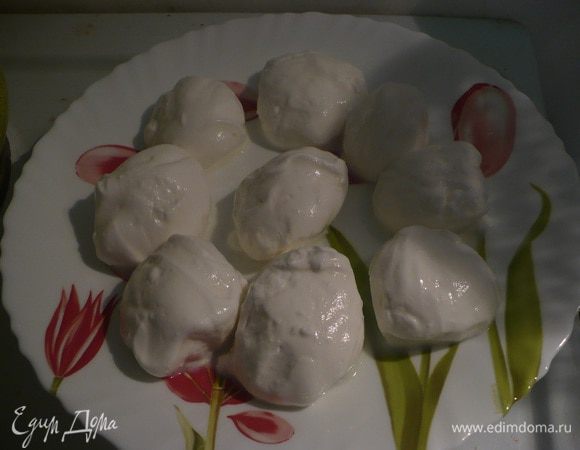 Выкладываем меренги на тарелку, можно на бумажное полотенце и пока можно поставить в холодильник.