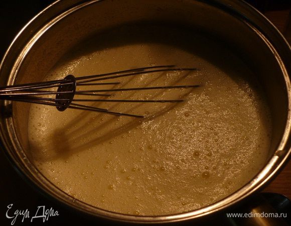 Вливаем молоко в желтковую смесь продолжая взбивать и ставим на огонь. 