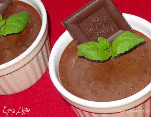 Перед подачей, украсить шоколадом, листом мяты или шоколадной стружкой,  ягодами.

