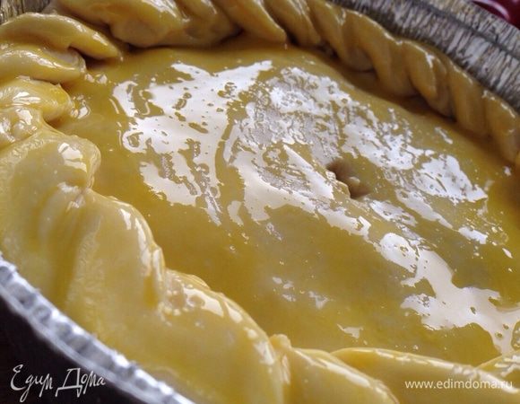 Смазать турт желтком и отправить в разогретую до 180 градусов духовку на 30 минут.