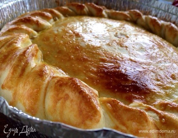 Готовому пирогу дать остыть и подавать к столу.