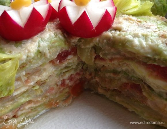 А вот и разрез!
Тортик получается очень интересный!! С насыщенным пикантным вкусом и ароматом, в то же время очень нежным и легким.
Отлично нарезается и не разваливается, но кушать его нужно при помощи ножа.
Угощайтесь!!!!!