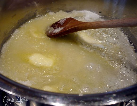 Сахар со сливочным маслом высыпаем в сотейник, варим на среднем огне, помешивая, до полного растворения сахара. Орешки поджариваем на сухой сковороде.