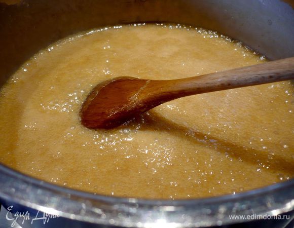 Как только карамель приобретет светло-коричневый цвет, начинаем аккуратно вливать сливки (будьте осторожны, карамель начнет сильно пениться и брызгаться, лучше использовать сотейник с высокими бортиками, побольше). При этом постоянно помешиваем, чтобы карамель растворилась. Выливаем в плоское блюдо, чтобы карамель остыла до теплого состояния, при этом время от времени помешиваем ее. Груши очищаем от кожуры и семян, режем на ломтики.