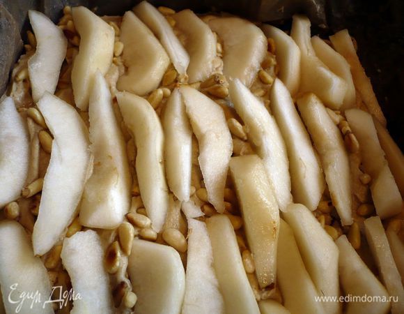 Груши выкладываем достаточно близко к друг другу, слегка вдавливаем их в тесто. Ставим в духовку на 40 минут. Дадим постоять в форме и слегка остыть. 