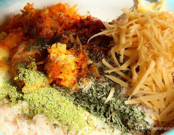 Баклажаны запекла в духовке, очистила от кожуры и вместе с куриным филе и одной луковицей пропустила через мясорубку с крупной решеткой. Одну морковь натерла на терке, припустила на растительном масле в сковороде. Как только морковь дала цвет, добавила одну мелко порезанную луковицу и все вместе спассеровала минут 5. К фаршу из куриного филе и баклажанов добавила спассерованный лук с морковью, сванскую смесь, лепестки перца чили, черный молотый перец, мяту, сливки, натертый сыр и куриный белок.