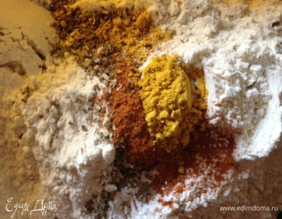 Смешиваем все сухие ингредиенты (муку, разрыхлитель, специи). Соль в тесто лучше не добавлять, ее достаточно в колбасках и сыре.