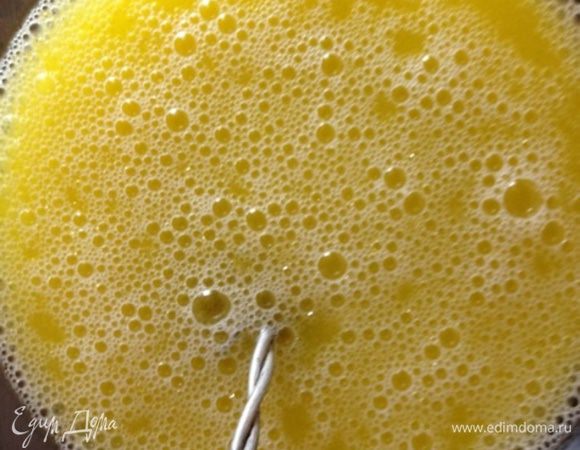Взбиваем венчиком яйца с сывороткой и маслом.