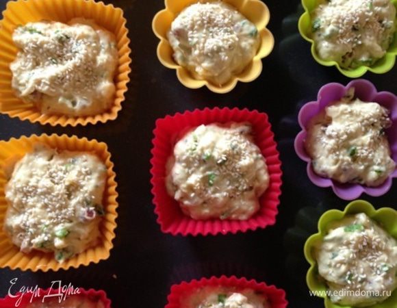 Раскладываем тесто по формам (у меня силиконовые), заполняя их где-то на 2/3. Посыпаем кунжутными семечками и ставим в разогретую до 180 градусов духовку на 40 минут.