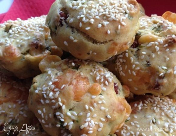 Достаем из духовки, вынимаем из форм и даем немного остыть.
Хотя можно кушать и горячими.
Кексы получаются мягкими и пористыми. По вкусу мне напомнили пиццу. Сохраняют свои свойства и на следующий день.