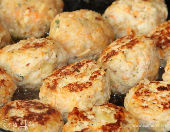 К фаршу добавила промытый рис и вымешала, сформировала тефтельки и обжарила их с двух сторон на растительном масле: