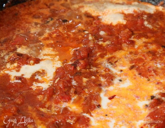 После того, как тефтельки обжарились, сложила их в огнеупорную кастрюльку, а в сковороду, где они обжаривались, добавила переработанные в сок помидоры и молоко, базилик и перец. Проварила минуты две.