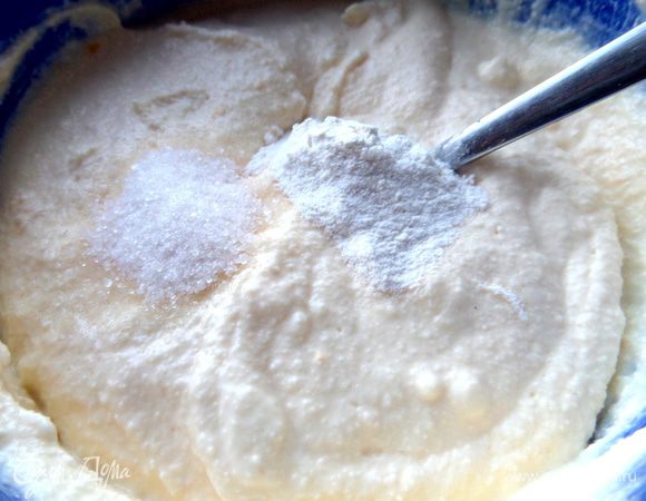 Добавить разрыхлитель, ваниль и дать постоять несколько минут.