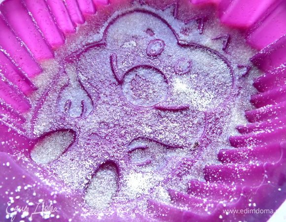 Смазываем всю маслом и присыпаем манкой.