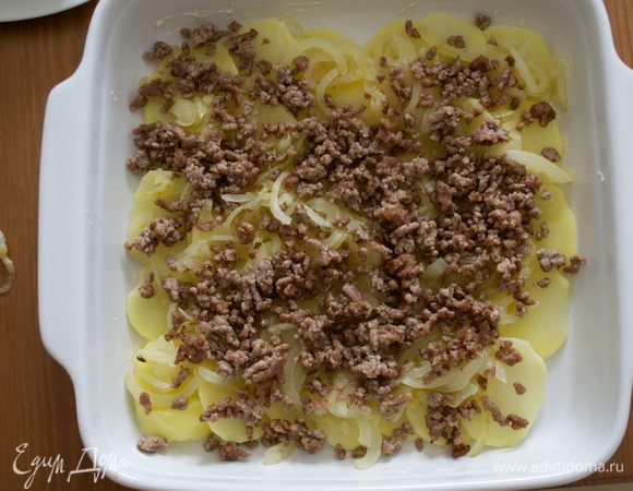 Сверху выложить слой лука, затем слой фарша.