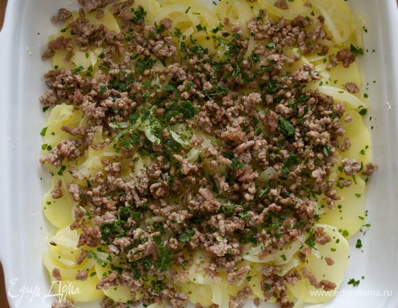 Присыпать смесью измельченных ароматических трав. (совсем немного отложить для украшения готового блюда!). Продолжить выкладывать слои до окончания ингредиентов.