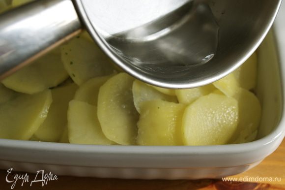 Осторожно по углам формы влить теплый бульон (или воду), накрыть гратен фольгой и поставить в разогретую духовку на 30 минут.