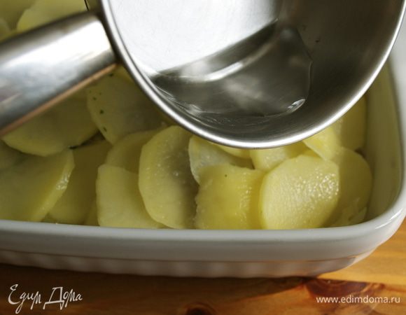 Осторожно по углам формы влить теплый бульон (или воду), накрыть гратен фольгой и поставить в разогретую духовку на 30 минут.