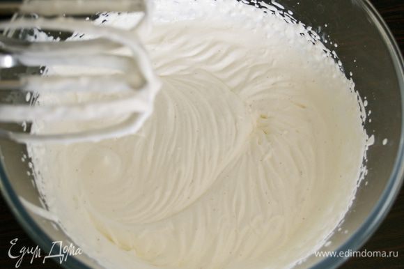 По истечении времени выпечки гратена, взбить в миске (лучше всего электромиксером) греческий йогурт (или сметану), сливки вместе с щепоткой соли и оставшейся паприкой.