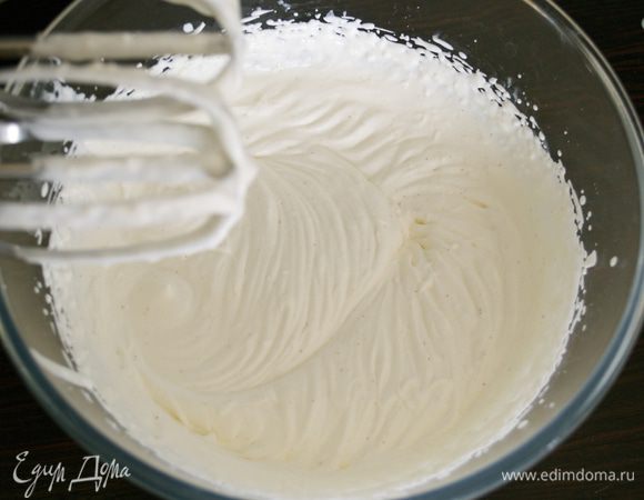 По истечении времени выпечки гратена, взбить в миске (лучше всего электромиксером) греческий йогурт (или сметану), сливки вместе с щепоткой соли и оставшейся паприкой.