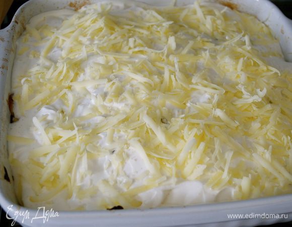 Присыпать натертым на крупной терке сыром грюйер (gruyère) и поставить в духовку еще на 20 минут.