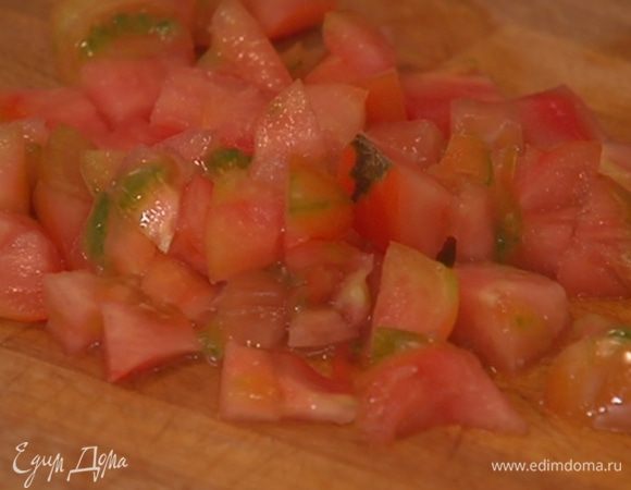 Помидор нарезать маленькими кусочками.