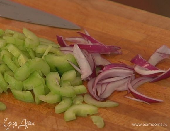 Огурец очистить от кожицы и, вырезав сердцевину с семенами, мелко порезать.