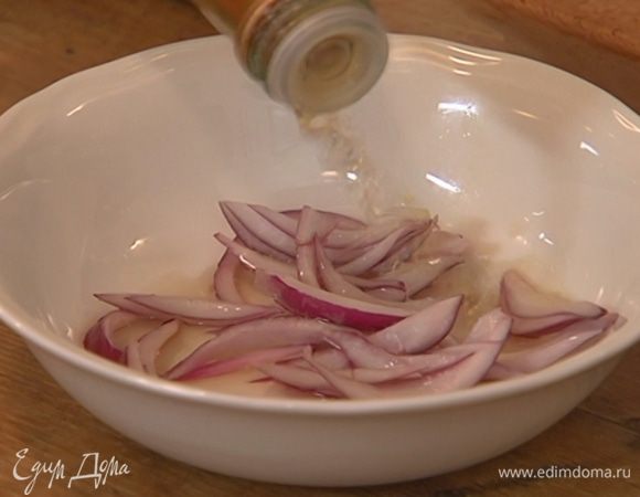Красный лук почистить, нарезать соломкой, залить уксусом и дать постоять.