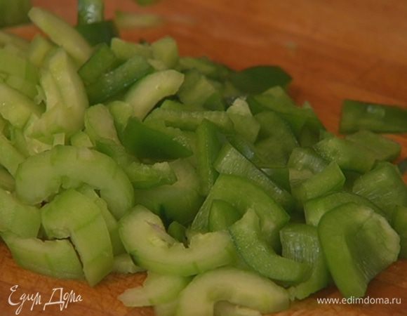 Сладкий перец, удалив семена и плодоножку, порезать небольшими кусочками.