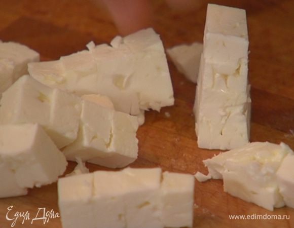 Фету нарезать небольшими кубиками.