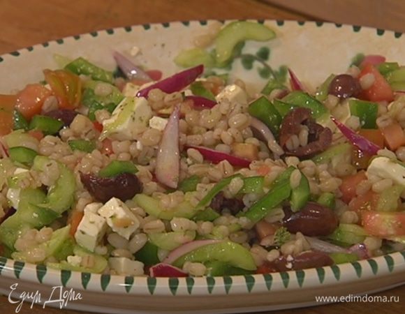 Помидоры, огурцы и сладкий перец выложить в салатницу, добавить замаринованный лук, перловку, фету, оливки, посыпать орегано, сбрызнуть оливковым маслом и лимонным соком, посолить, поперчить и все перемешать.