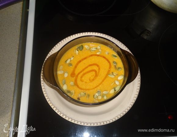 Лук и морковь чистим и режем кубиком и кладем в разогретую кастрюлю и обжариваем. Потом добавляем карри и семена горчицы, перемешиваем потом добавляем винный уксус, перемешиваем.