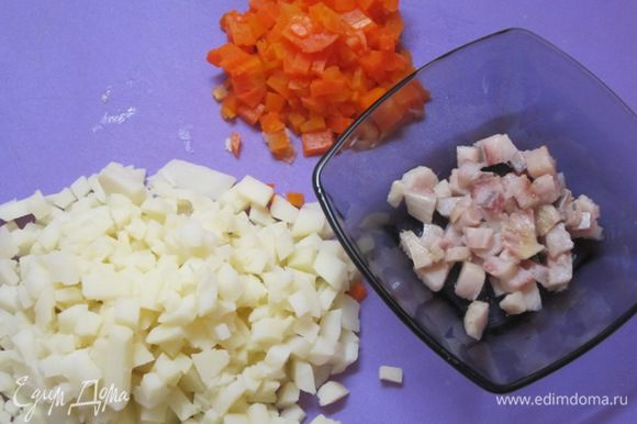 Картофель очистить, нарезать кубиками. Сельдь и помидор нарезать мелкими кубиками.