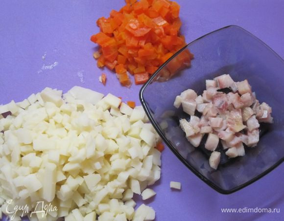 Картофель очистить, нарезать кубиками. Сельдь и помидор нарезать мелкими кубиками.