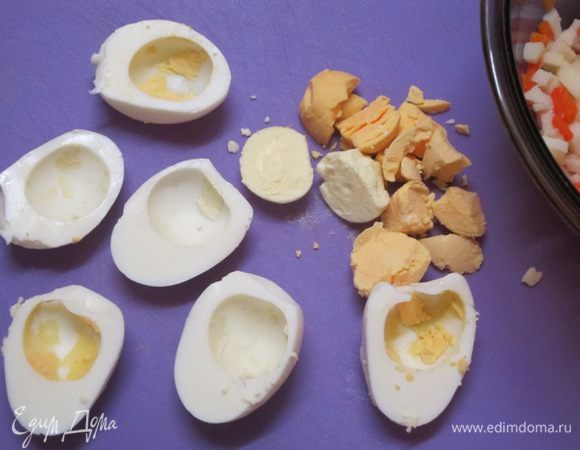 Яйца отварить вкрутую, остудить, очистить. Разрезать вдоль на 2 половинки.