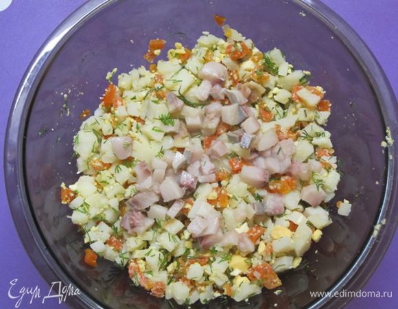 Смешать нарезанные продукты с сельдью, желтками и укропом. Посолить, поперчить, заправить майонезом.