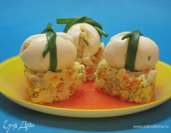 Оставшийся салат выложить в тарелку. Яйца разложить на салат.