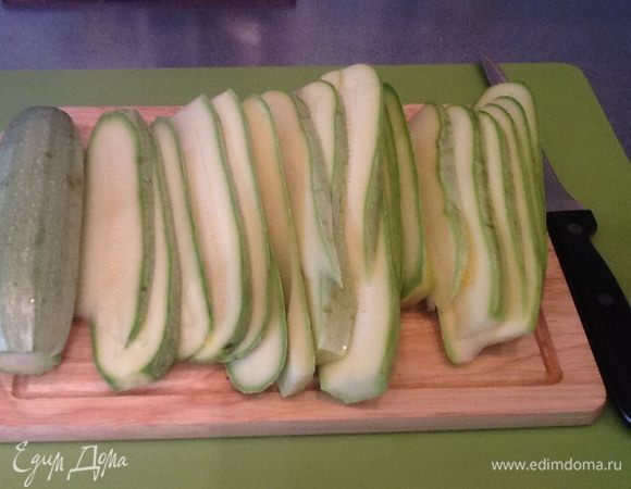 Нарезаем кабачки пластинами, солим, сбрызгиваем лимонным соком и даем постоять несколько минут.
