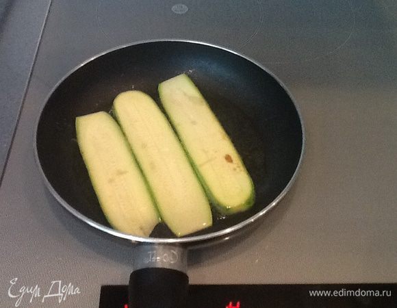 Разогреваем сковородку и обжариваем кабачки с двух сторон.