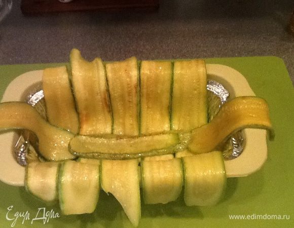 Собираем наш террин.
Кабачки выкладываем в форму внахлест.