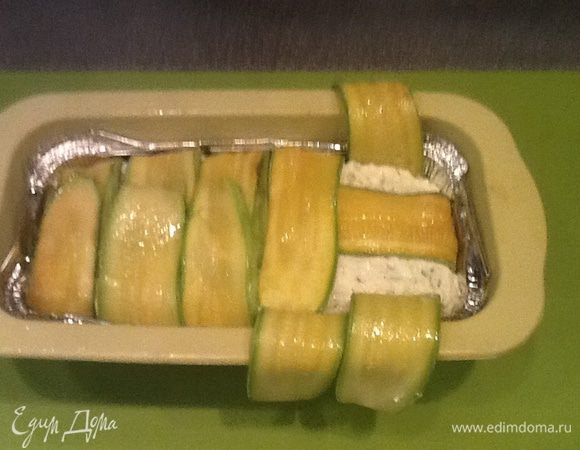 На кабачки выкладываем начинку из сыра, накрываем свисающими кабачками, прижимаем, затянем пленкой и  поставим в холодильник часа на два.