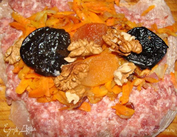Сверху выкладываем курагу, чернослив, грецкий орех.
