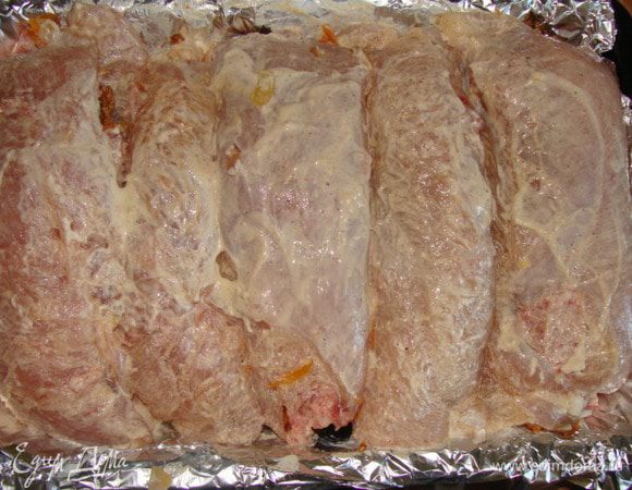 Заворачиваем рулеты. Кладем в форму швом вниз. Так как свинина жирная, то форму можно не смазывать.
Запекаем рулеты в течение 45-50 мин при температуре 180 гр.