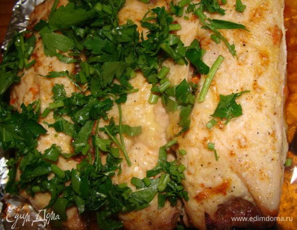 Достаем нашу сочную и ароматную закуску, смазываем сверху оставшейся сметаной или майонезом, посыпаем зеленью. 